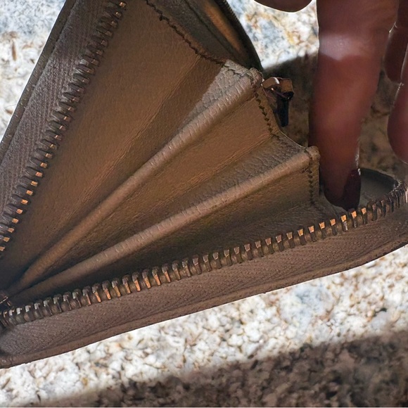 Gucci Beige and Brown Monogram Wallet - Picture 9 of 12